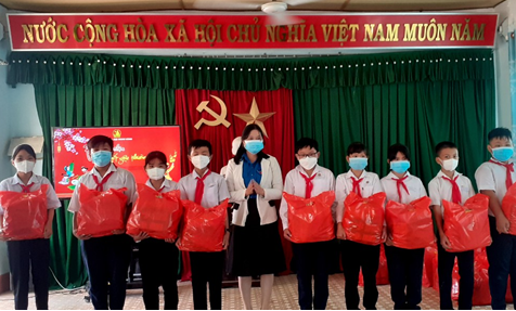 Đồng chí Huỳnh Thị Thanh Nguyệt – Phó Bí thư Tỉnh đoàn,  Chủ tịch Hội đồng Đội tỉnh trao quà cho các em học sinh có hoàn cảnh khó khăn của trường THCS Phước Hòa