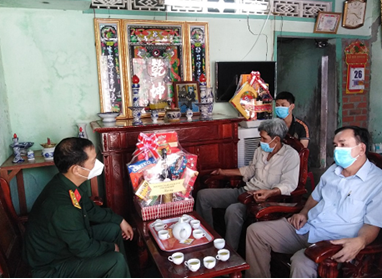 Lãnh đạo Bộ CHQS tỉnh và địa phương đến thăm, động viên gia đình em Đoàn Thành Đạt, xã Phước Thuận