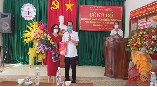 Đồng chí Nguyễn Hùng Tân – Phó Chủ tịch UBND huyện trao Quyết định bổ nhiệm chức danh Trưởng phòng Phòng GD&ĐT huyện cho đồng chí Hoàng Ngọc Tố Nương