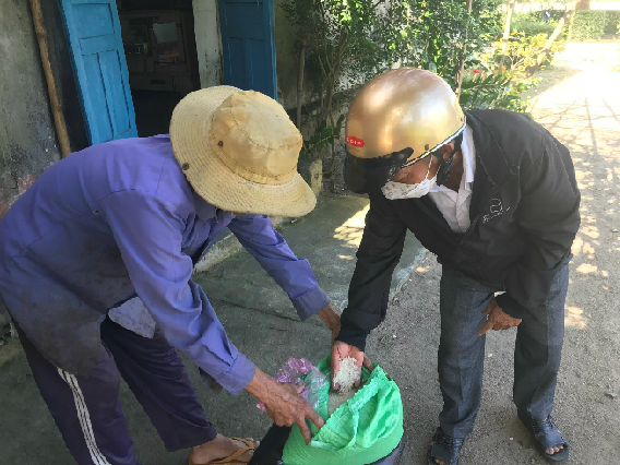 Kiểm tra thực tế hộ dân được nhận gạo và chất lượng gạo tại xã Phước Thuận