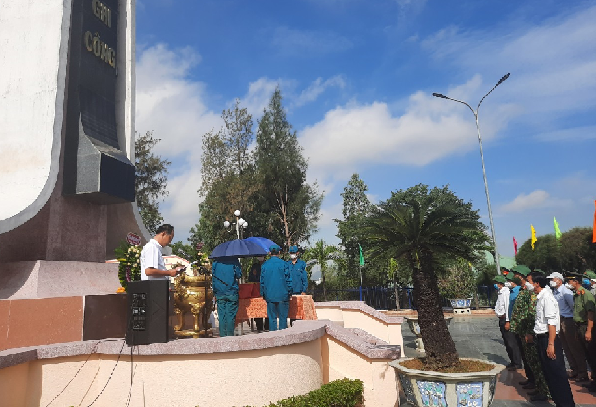 Đồng chí Nguyễn Hùng Tân - Phó Chủ tịch UBND huyện đọc điếu văn truy điệu liệt sĩ Đặng Thành Giáo