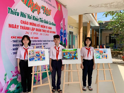Các em học sinh Trường THCS Phước Hưng vẽ tranh tại ngày hội