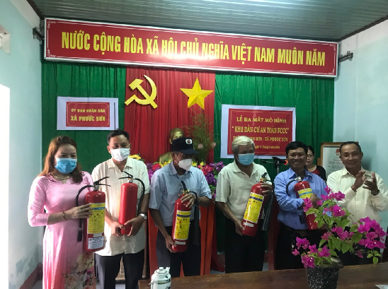 UBND xã Phước Sơn tặng dụng cụ, trang thiết bị PCCC cho Ban điều hành mô hình