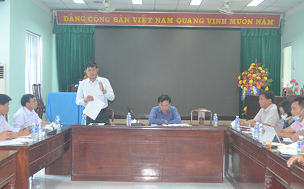 Đồng chí Huỳnh Nam - Phó Bí thư Huyện ủy, Chủ tịch UBND huyện phát biểu tại buổi làm việc