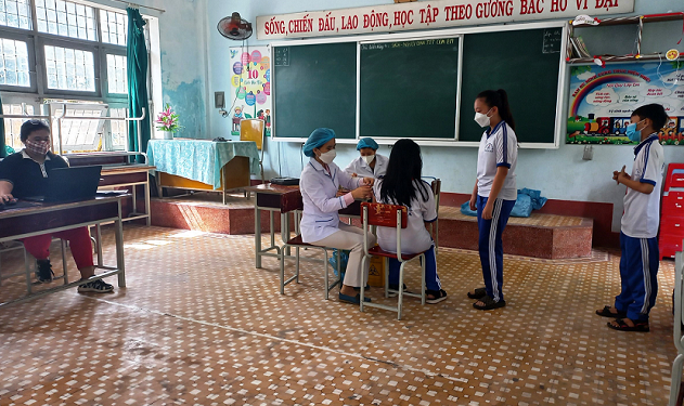 Tiêm vắc xin phòng Covid-19 cho các em học sinh Trường THCS Trần Bá thị trấn Diêu Trì