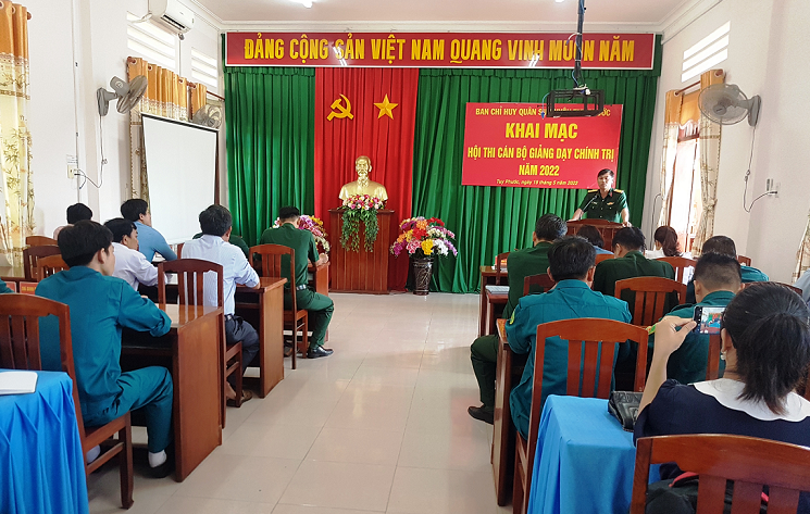 Trung tá Phan Thanh Tùng - Chính trị viên BCHQS huyện phát biểu khai mạc Hội thi