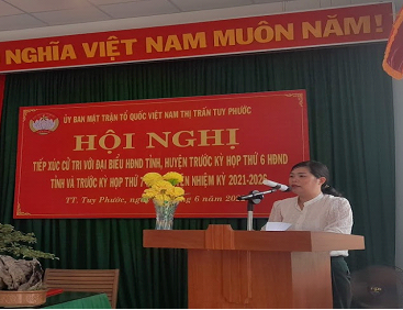 Đại biểu HĐND tỉnh Huỳnh Thị Ngọc Hà phát biểu tại buổi tiếp xúc cử tri