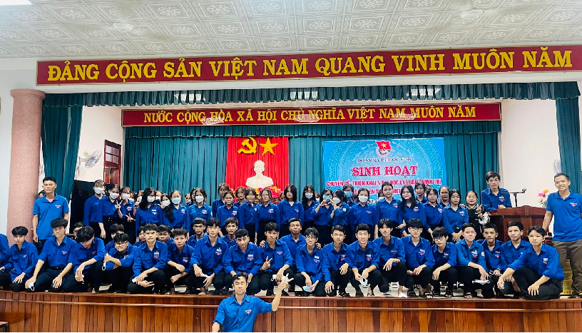 Đoàn xã Phước Sơn tổ chức sinh hoạt cho các em học sinh khối THPT