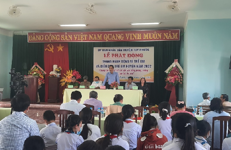 Đồng chí Nguyễn Hùng Tân - Phó Chủ tịch UBND huyện chủ trì Phiên đối thoại lãnh đạo với trẻ em