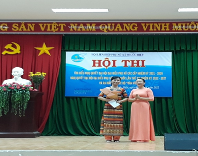 Đồng chí Nguyễn Thị Ngọc Anh – Chủ tịch Hội LHPN huyện Tuy Phước trao giải cho thí sinh