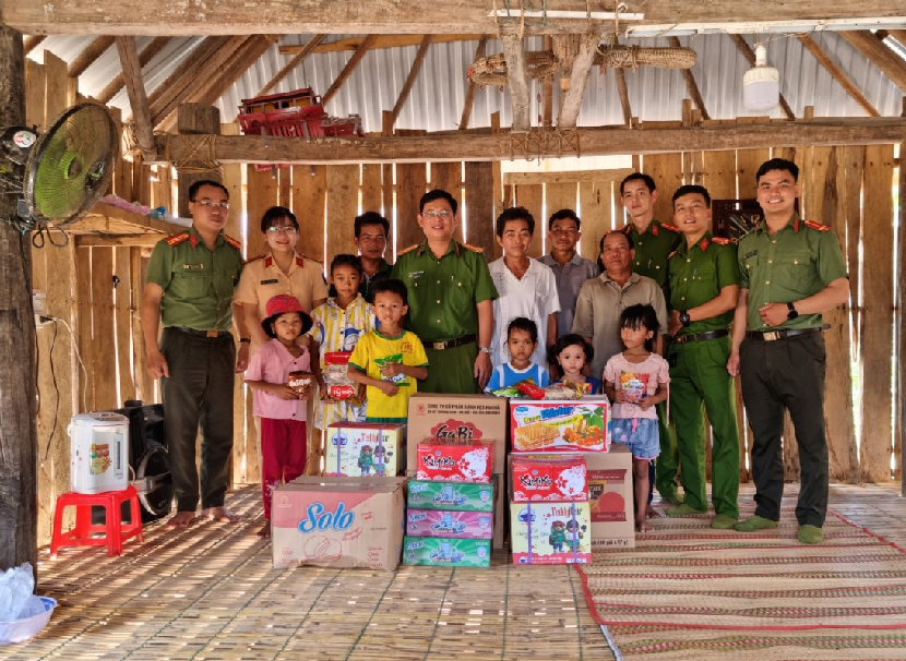 Công an huyện Tuy Phước tặng quà cho Ban quản lý Làng và các cháu thiếu nhi