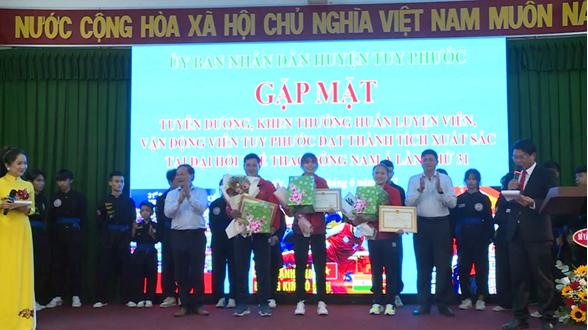 Lãnh đạo huyện tặng Giấy khen và quà cho HLV, VĐV người Tuy Phước đạt thành tích cao tại SEA Games 31