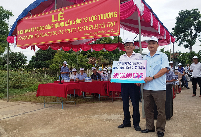 Hội đồng hương Tuy Phước tại Tp.Hồ Chí Minh hỗ trợ 500 triệu đồng xây dựng cầu cho lãnh đạo xã Phước Sơn