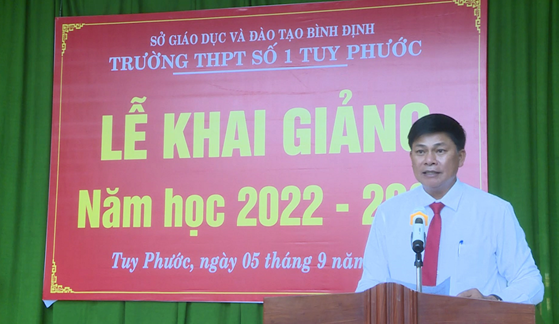 Đồng chí Huỳnh Nam - Phó Bí thư Huyện ủy, Chủ tịch UBND huyện phát biểu khai giảng năm học 2022 - 2023