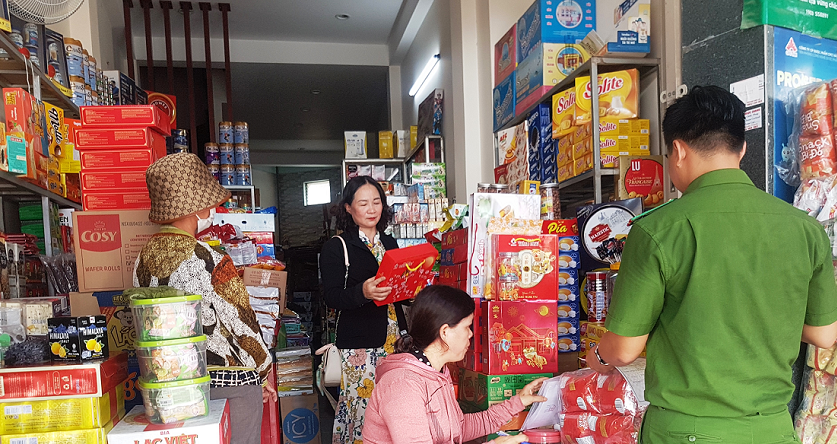 Đoàn kiểm tra liên ngành huyện kiểm tra tại một cửa hàng trên địa bàn thị trấn Tuy Phước