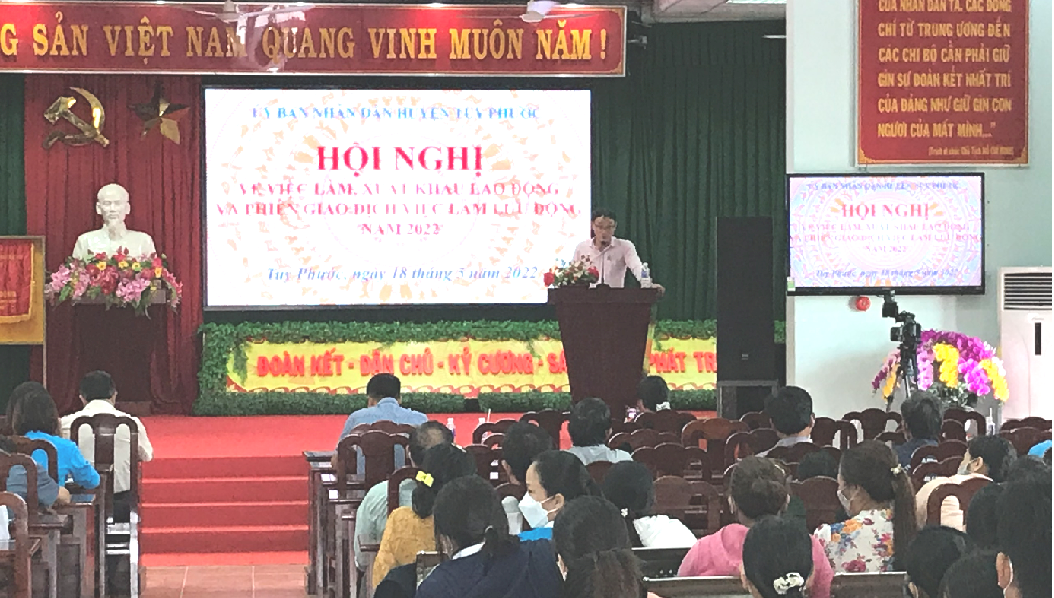 Ông Nguyễn Văn Thi -  Phó Giám đốc Phòng giao dịch NHCSXH huyện truyền thông các chính sách cho vay tín ưu đãi tại xã Phước Hưng