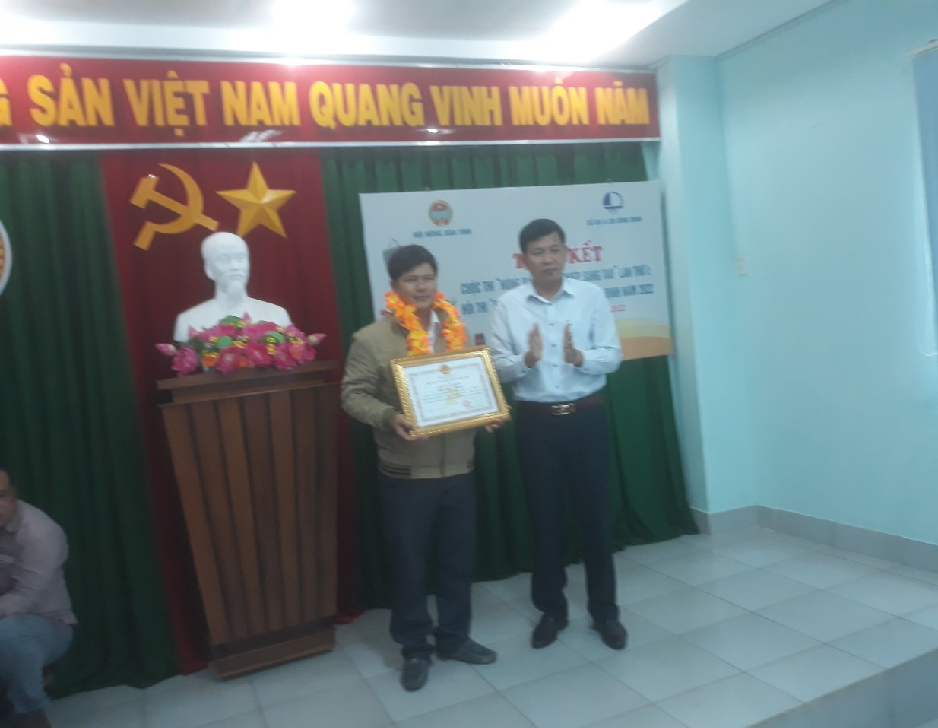 Lãnh đạo tỉnh trao giải cho Hội viên, nông dân huyện Tuy Phước đạt giải tại Hội Thi