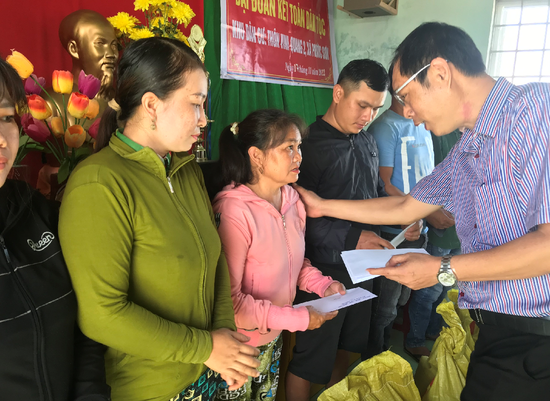 Đồng chí Nguyễn Hùng Tân- Phó Chủ tịch UBND huyện tặng quà, hỏi thăm, động viên các hộ gia đình bị thiệt hại