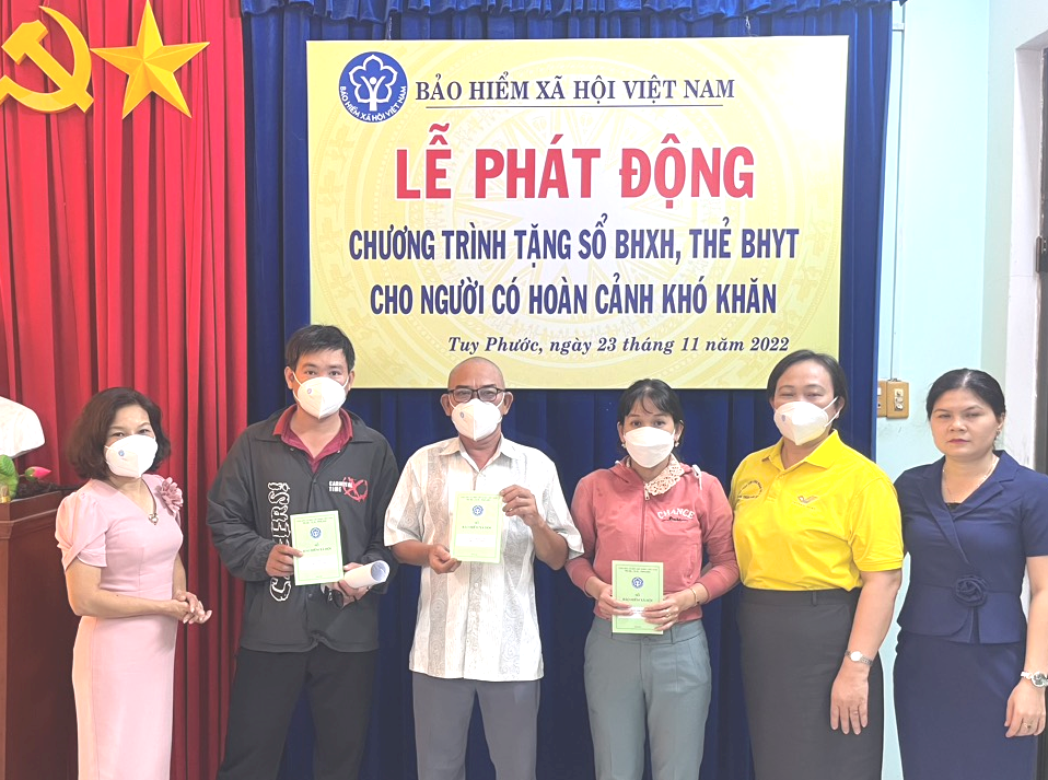 Bà Lê Thị Thu Hường, Phó Giám đốc phụ trách BHXH huyện (đứng ngoài cùng bên trái) cùng các thành viên BCĐ thực hiện chính sách BHXH, BHYT tặng sổ BHXH tự nguyện cho 03 hộ nghèo trên địa bàn xã Phước Thành