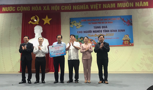 Đoàn công tác thành phố Hồ Chí Minh trao tặng quà cho hộ nghèo, cận nghèo, hộ khó khăn nhân dịp Tết Nguyên đán Quý Mão năm 2023