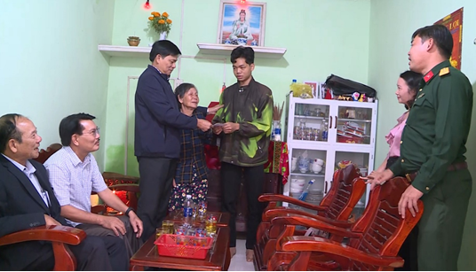 Đồng chí Huỳnh Nam - Phó Bí thư Huyện ủy, Chủ tịch UBND huyện, Chủ tịch Hội đồng NVQS huyện thăm, tặng quà động viên gia đình thanh niên có hoàn cảnh khó khăn trước ngày lên đường nhập ngũ