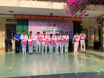 Hội đồng Đội huyện trao quà tại trường THCS Phước Thắng