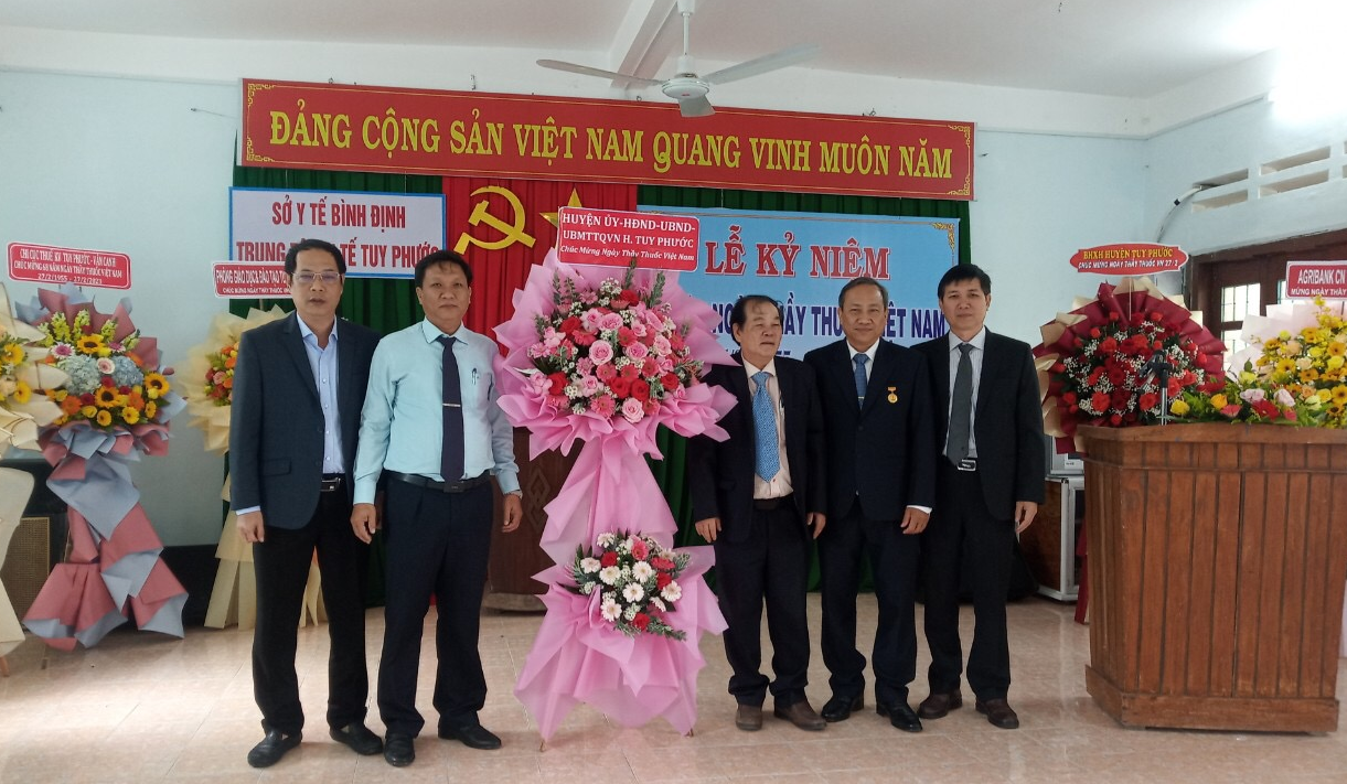 Lãnh đạo huyện tặng hoa chúc mừng Trung tâm Y tế huyện