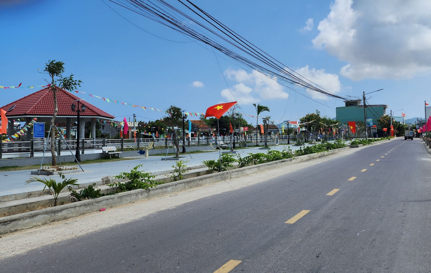 Một góc xã Phước Sơn hôm nay và công viên văn hóa thể thao thôn Vinh Quang 1