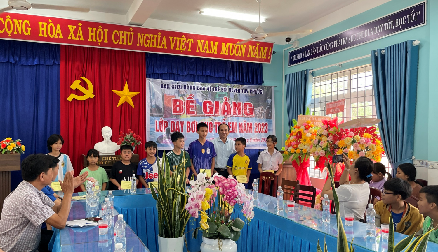 Ông Nguyễn Văn Dũng, Trưởng phòng Phòng Lao động - TB&XH huyện cấp giấy chứng nhận hoàn thành khóa học bơi cho các em