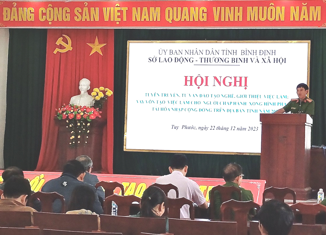 Thiếu tá Lê Hồng Vũ - Phó Đội trưởng, phòng Cảnh sát thi hành án hình sự và hỗ trợ tư pháp (Công an tỉnh) tham gia tuyên truyền, tư vấn tại Hội nghị