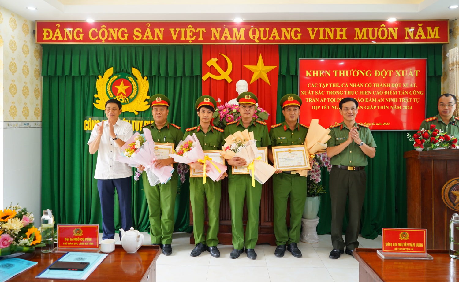 Trao thưởng cho các tập thể, cá nhân hoàn thành xuất sắc nhiệm vụ