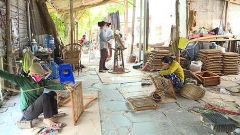 Nhờ nguồn vốn hỗ trợ của ngân hàng chính sách, chị Trần Thị Xuân đã mở rộng cơ sở đan mây, giải quyết việc làm cho lao động tại địa phương