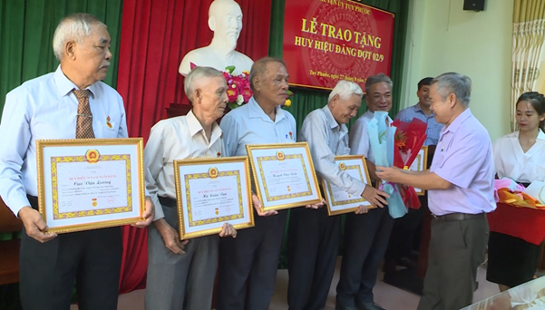 Đồng chí Nguyễn Đình Thuận - Phó Bí thư Thường trực Huyện ủy trao tặng Huy hiệu Đảng cho các đồng chí đảng viên