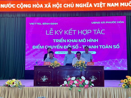 Lãnh đạo xã Phước Hòa và Viettel Bình Định ký kết hợp tác triển khai mô hình chuyển đổi số toàn diện trên địa bàn xã